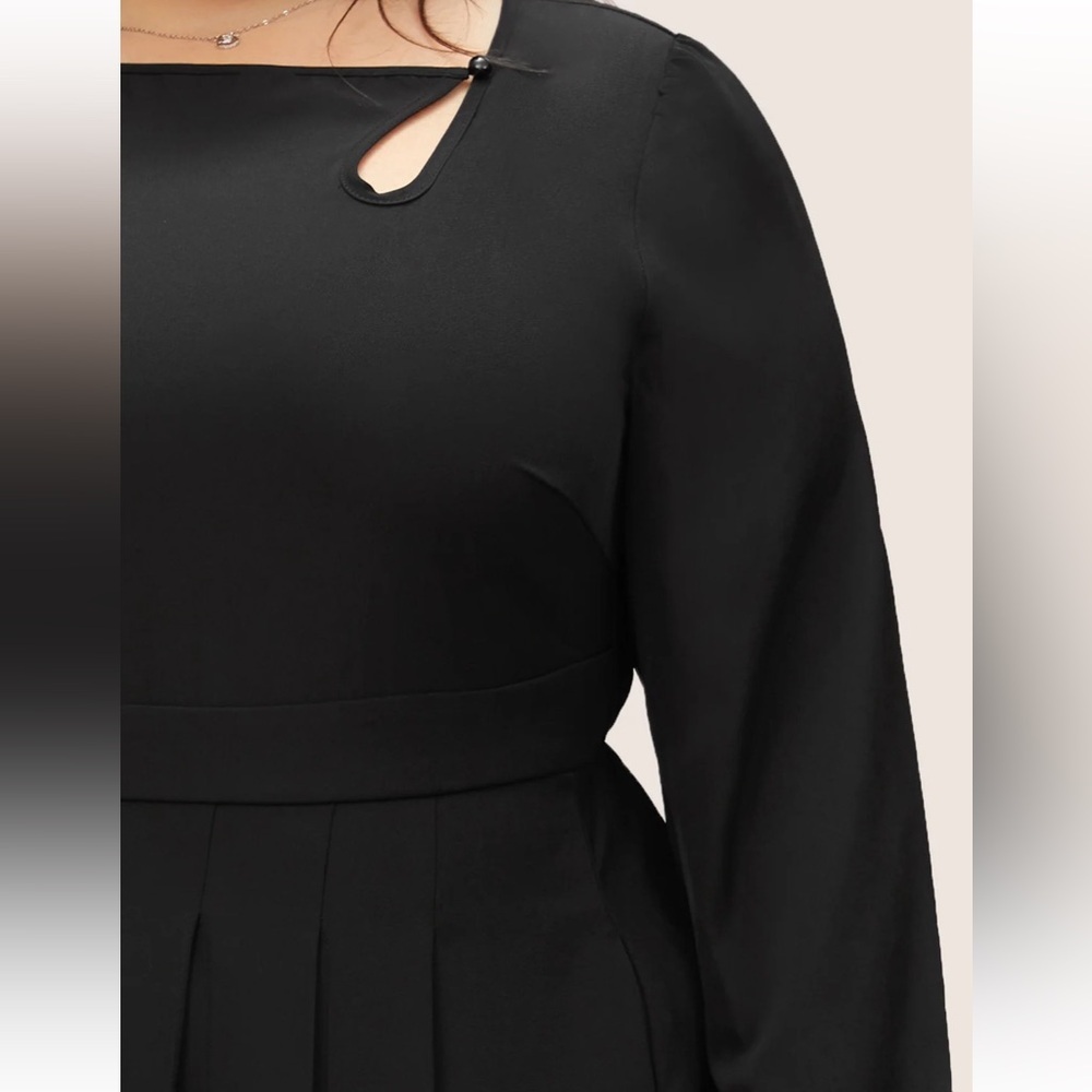Elegant Black Pleated Midi Dress with Keyhole Detail - Picture 2 of 7
